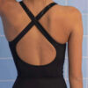 le dos croisé du maillot une pièce pour flux abondant