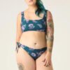 Femme portant le bikini menstruel Modibodi en taille XL