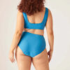 Femme ronde portant un maillot de bain taille haute bleu