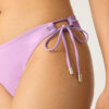 Zoom sur le noeud à ficelle du bikini menstruel