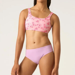 Maillot deux pièces Modibodi rose à fleurs porté par une fille