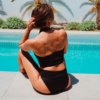 Vu de dos d'une femme avec le maillot deux pièces Elia